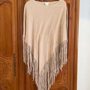 Women’s Minnie rose tan fringed poncho, EUC, OS